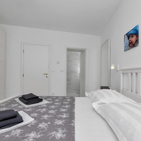 Apartment Lotte With Private Pool In The City Center! Makarska Habitación foto